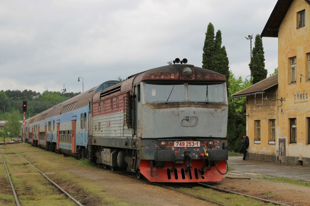 Sie fahren noch immer mit Reisezge: die alte Bardotka's der CD! Die 749 253-1 mit Os 9057 Praha Hlavn Ndra-Čerčany auf Bahnhof Tnec nad Szavou am 18-5-2013.