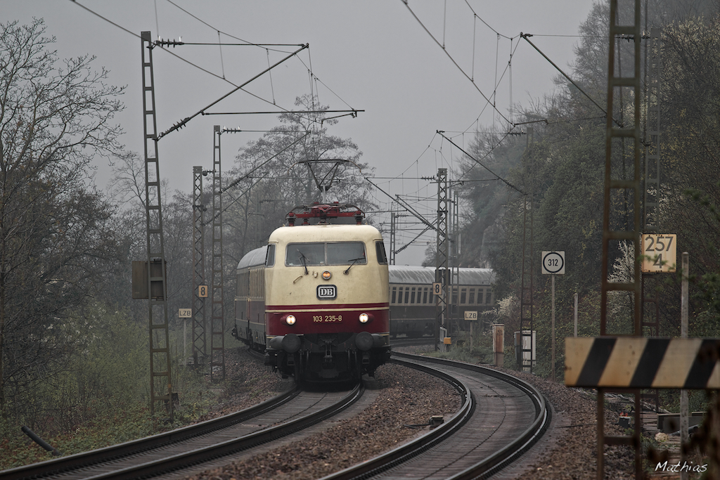 Sie kam durch dem Mastenwald...
bei strmenden Regen, dem Ziel entgegen. 
Die 103 235-8 fuhr hier bei Efringen Kirchen, mit dem TEE, auf der KBS 703, am 5.April.2012 in Richtung Sden. Sie zog den Zug bis Basel Bf. 
(Keine Ahnung, ob das Foto gerade ist, die Masten stehen da, wie sie gewachsen sind ;)