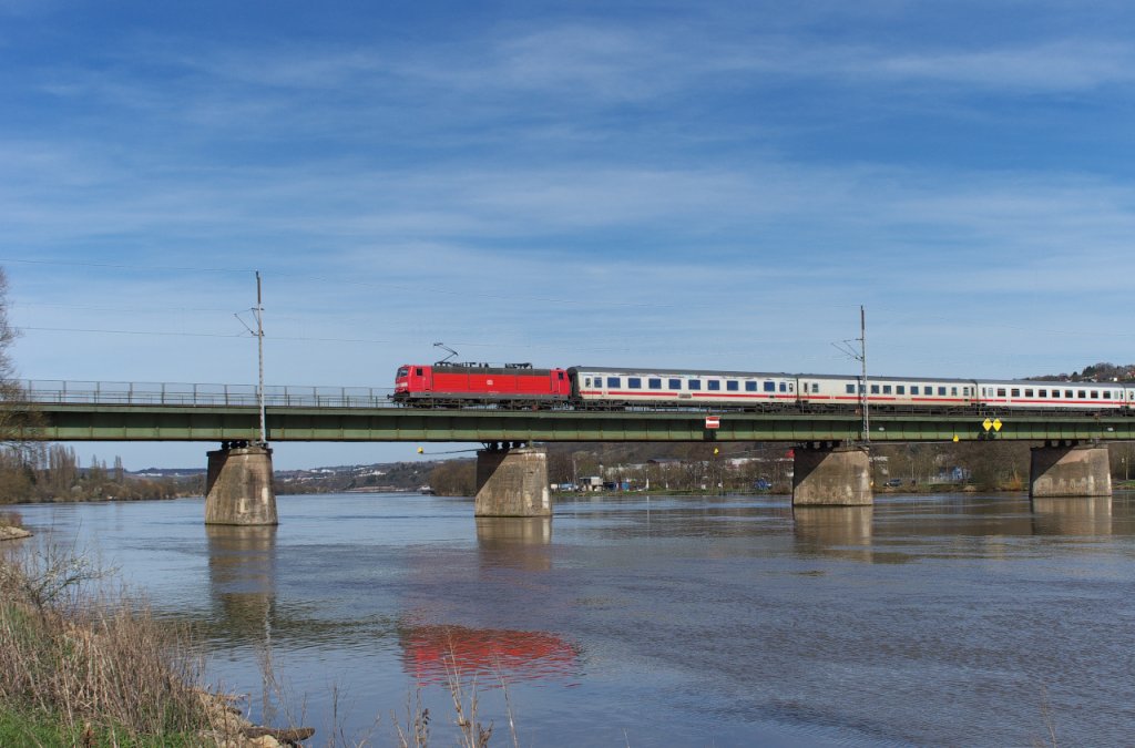 Sie macht sich immer noch gut vor Fernzgen, die Baureihe 181. Besonders dann wenn sie in ihrem angestammten Revier SAAR-LOR_LUX anzutreffen ist.
Hier befhrt der IC 134 Norddeich/Mole - Luxemburg aus Trier kommend die Moselbrcke bei Konz. In wenigen Kilometern erreicht der Zug die Grenze zu Luxemburg.
KBS 693 - Moselbrcke Konz am 14.04.2013