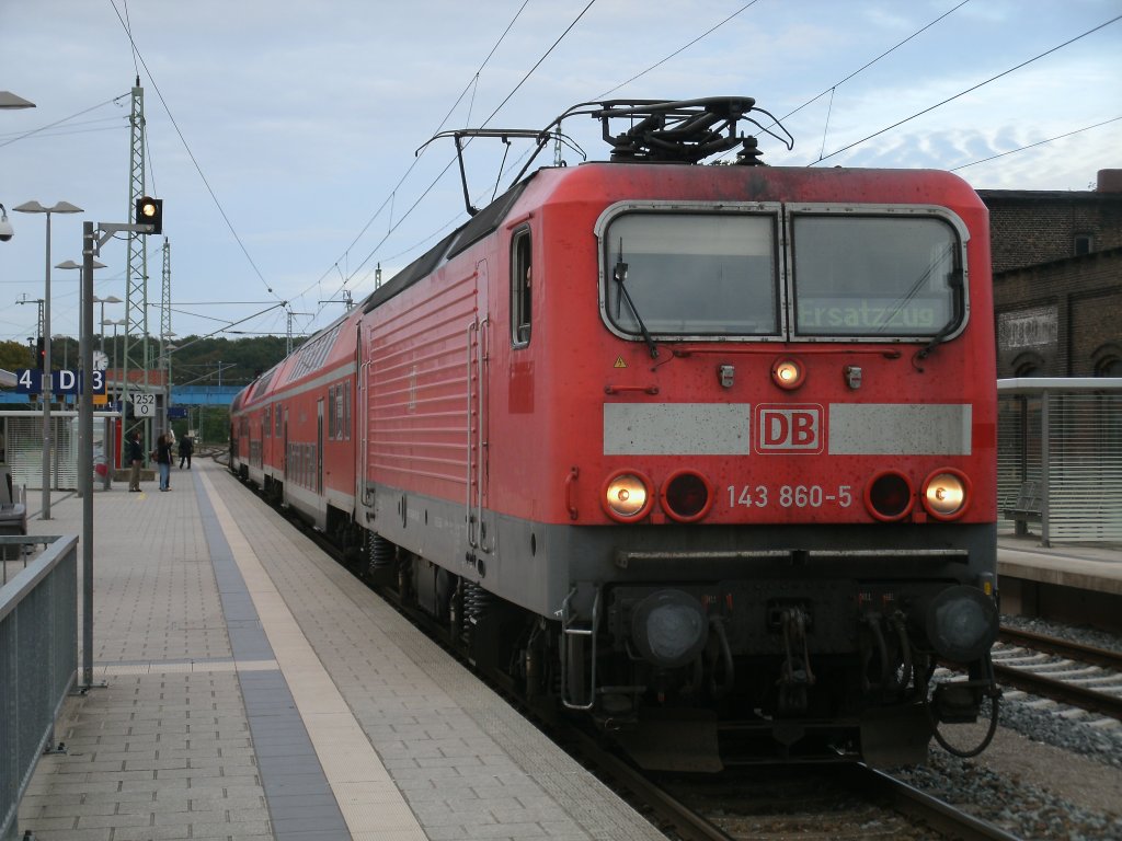 Sie ist seit ber 20 Jahre der Ostseekste treu geblieben: die Rostocker 143 860.Am 19.September 2011 kam Sie zusammen mit Dostos von der Rostocker S-Bahn,mit dem RE 13032 Binz-Stralsund,in Bergen/Rgen an.