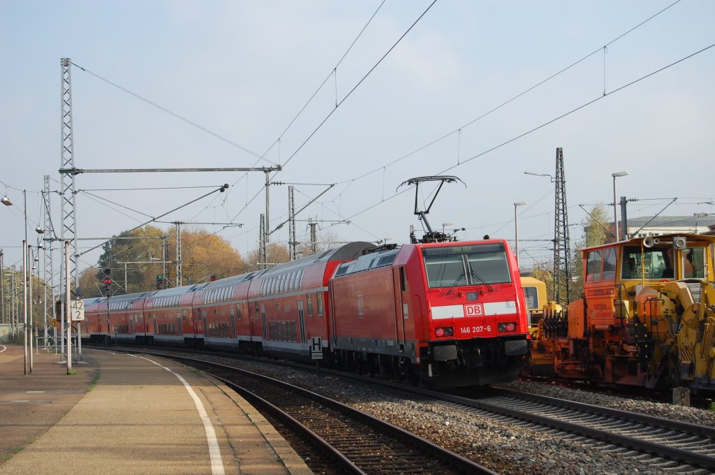 Sie sind die Loks des Nahverkehrs um Stuttgart schlechthin, die Loks der BR 146.2. Am 30.10.2009 schiebt die 146 207-6 einen aus Doppelstockwagen gebildeten Regionalzug nach  Ulm Hbf  aus Gppingen.