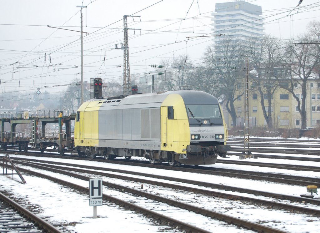Sie sind rar geworden: Die gelb-silbernen  Eurorunner , unter Eisenbahnfans auch als  Zitronendiesel  bekannt. Am 19.2.2010 hatte ich gro�es Gl�ck, denn an diesem Tag konnte ich den noch gelb-silbernen ER 20-010 bei der Durchfahrt des Ulmer Hauptbahnhofes mit einem langen leeren Autozug am Haken aufnehmen.