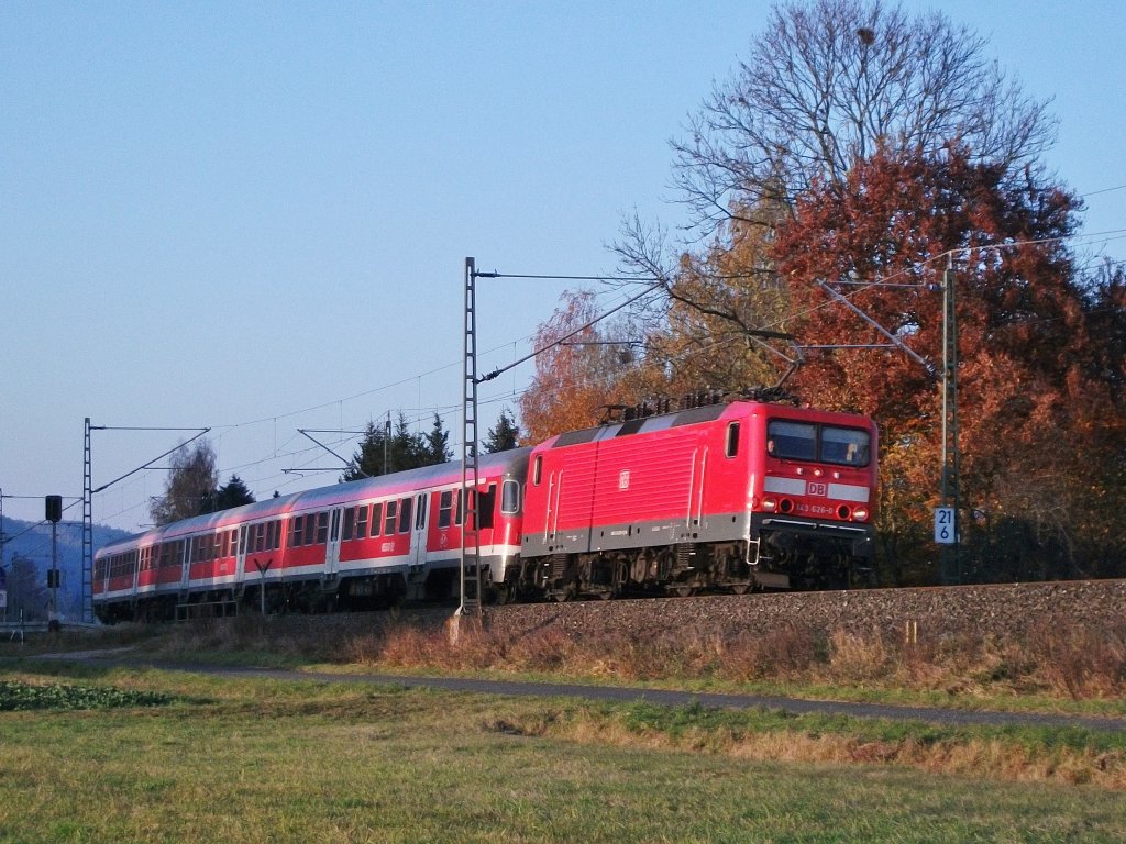 Sie sind seit dem Fahrplanwechsel, Geschichte im Frankenwald. Mit Lok voraus ist die RB 69669 nach Hochstadt-Marktzeuln am 08.November 2011 bei Halach(b. Kronach) Richtung Gundelsdorf unterwegs. Loknr. 143 626