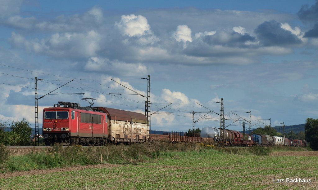 Sie sind wohl eine der Stammbaureihen auf dieser Strecke im Gterverkehr: Die Stasicontainer alias 155. Am 4.09.10 ist 155 103-5 mit einem Mischer auf dem Weg Richtung Minden (Westf.) unterwegs, als hier gerade Berenbusch passiert wird.
