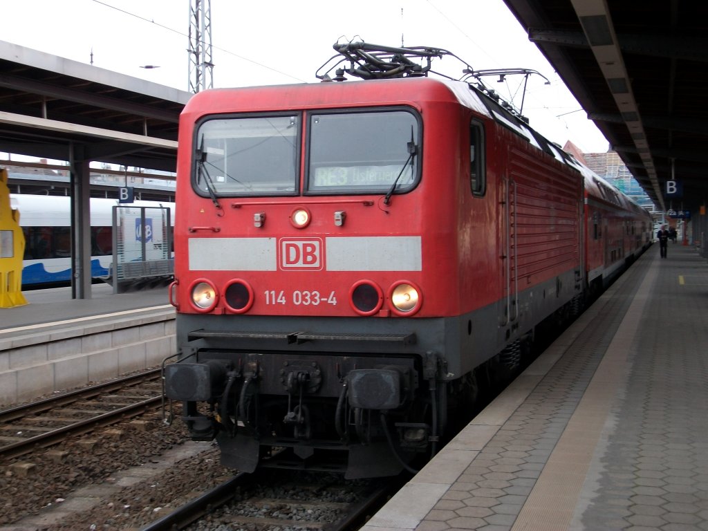 Sie zhlen zu den Stammloks vor den RE-Zgen Richtung Berlin.Hier stand 114 033 mit dem RE 38353 Stralsund-Elsterwerda vor der Abfahrt in Stralsund.