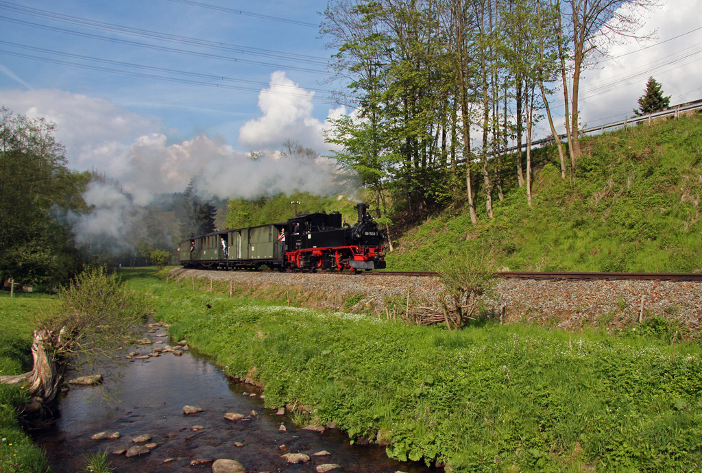 Sieben Lokomotiven waren zu Pfingsten im Prenitztal unter Dampf zu erleben. Hier erreicht 99 1568-7 mit ihrem Personenzug den Hp.Wildbach.