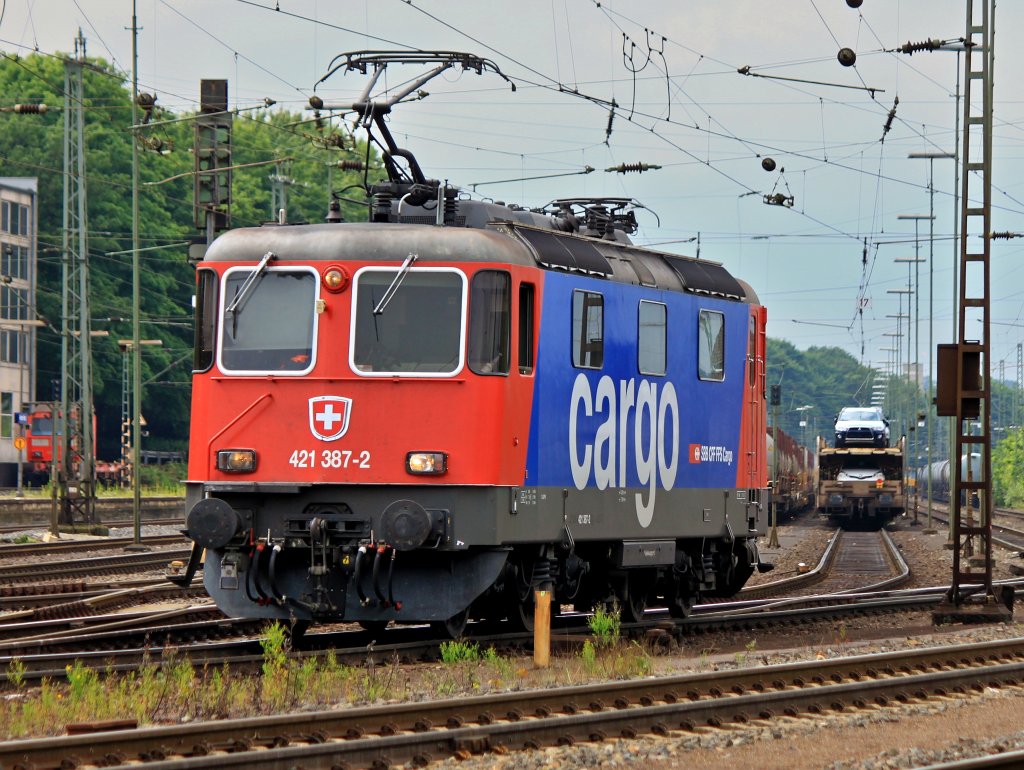 Sieht aus als wre sie frisch geputzt, 421 387-2 rangiert am 17.07.2012 in Aachen West an einen Autozug. Der Zug wurde von einer Cobra aus Belgien nach hier gebracht, die 421er wird mit ihm kurze Zeit spter Richtung Kln fahren. 