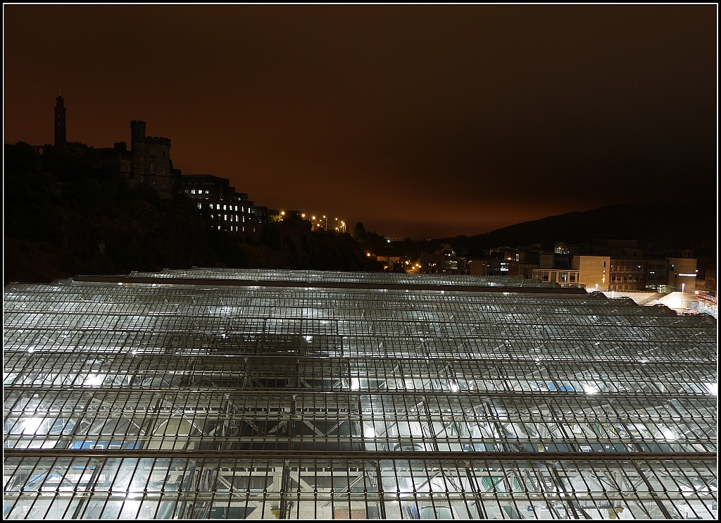 Sieht aus wie ein riesiges Gewchshaus: der Hauptbahnhof von Edinburgh bei Nacht. 14.7.2013