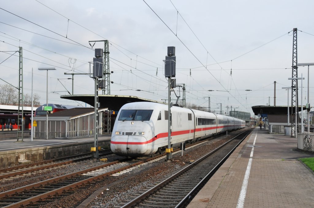 Sieht aus wie eine Zieleinfahrt, als ICE 402 046-7 in K�ln Messe/Deutz zwischen den beiden Signalen durchf�hrt in Richtung K�ln Hbf. Aufgenommen am 15/11/2010. 