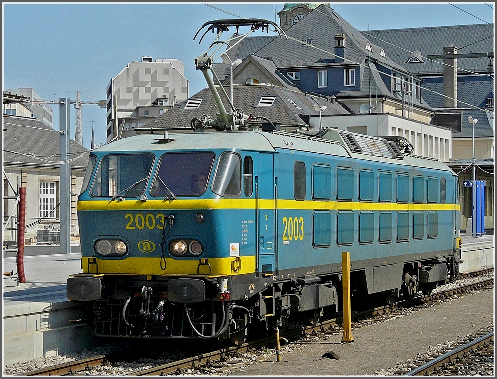 Sieht fast aus wie neu, die HLE 2003 beim Verlassen des Bahnhofs von Luxemburg am 27.06.10, nachdem sie den IC 91  Vauban  von Brssel nach  Luxemburg gezogen hatte. (Jeanny)