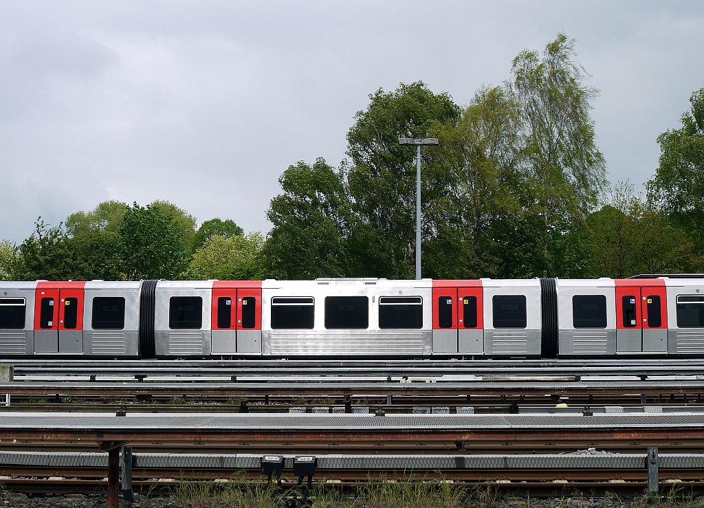 Sieht gut aus, darf aber nicht fahren: Mittelteil eines neuen DT5-Triebzuges der Hamburger Hochbahn in der Abstellanlage  Saarlandstrae . 12.5.2013