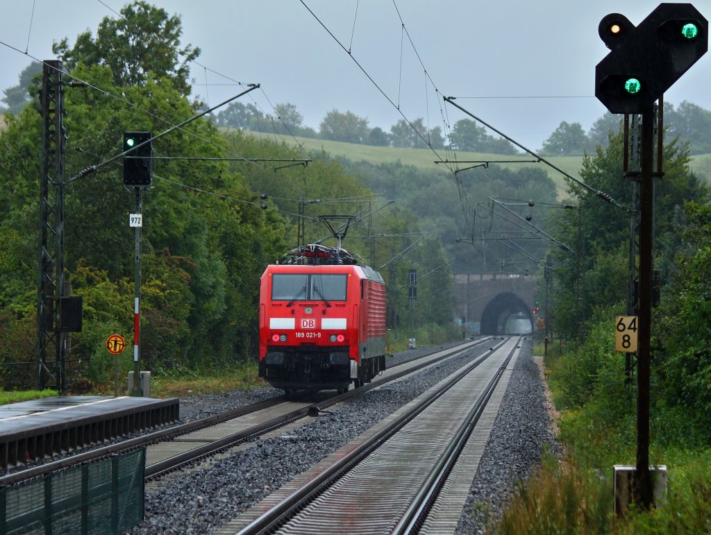 Sieht man hier nur ganz selten, beide Signale sind Richtung Stolberg auf grn. 189 021-9 fhrt am 31.08.2012 als Lz auf dem linken Gleis bei Eilendorf Richtung Stolberg, um einen ICE von Brssel(B) nach Frankfurt/Main berholen zu lassen.