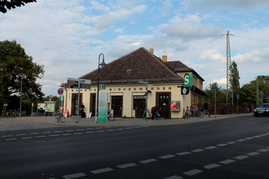 Sieht man ihm nicht an! Der Bf Birkenwerder bei Berlin ist zum Dreh- und Angelpunkt fr den RB und RE Verkerkehr Richtung Norden geworden. Durch die Streckensperrung Birkenwerder-Neustrelitz enden hier die Linien RB 20, RB 12 und der RE 5, dazu verkehren die S-Bahnlinien S1 und S8.
Und das bei nur 2 Bahnsteigen, das ist schon eine Leistung. 14.09.2012