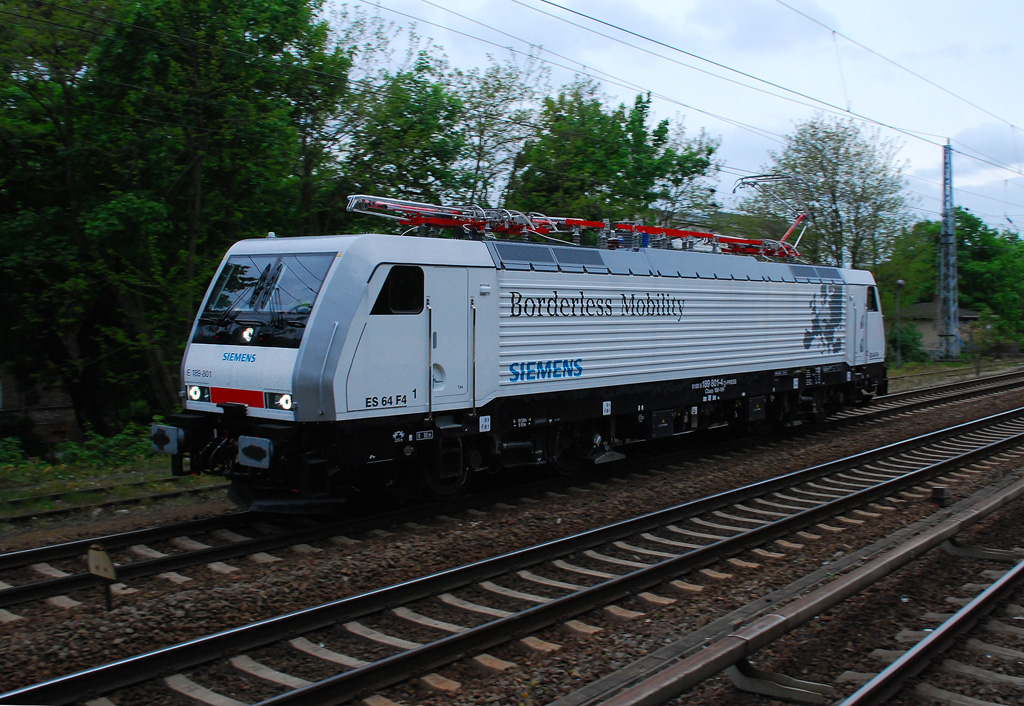 Siemens 189 801 im letzten Licht des 18.04.2010 in Berlin-Kpenick auf dem Weg nach Polen
