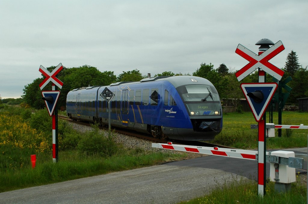 Siemens Desiro Triebwagen  Holger Drachman  am 1.6.2007 einfahrend Haltepunkt Bunken ca 10-12 Km sdlich von Skagen.
Die NJ betreibt im Norden Jtlands auf den Strecken Frederikshavn-Skagen (40 Km, ehemals Skagenbaner), und Hjrring-Hirtshals (17 Km, ehemals Hirtshalsbaner)bei einem Fahrgastaufkommen von ca. 1 Mio Passagieren,sieben dieser nach Knstlern der Region benannten Triebwagen.
