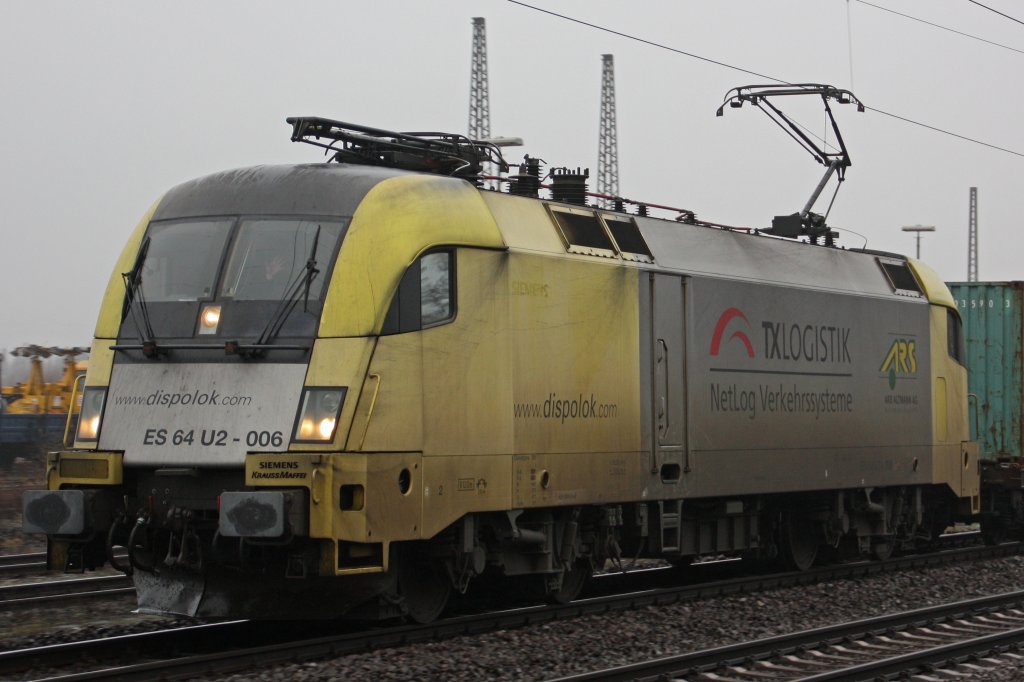 Siemens Dispolok ES 64 U2-006 (TXL/ARS)fhrt wohl aktuell fr die WLB und zieht am 22.1.11 einen Containerzug durch Duisburg-Bissingheim