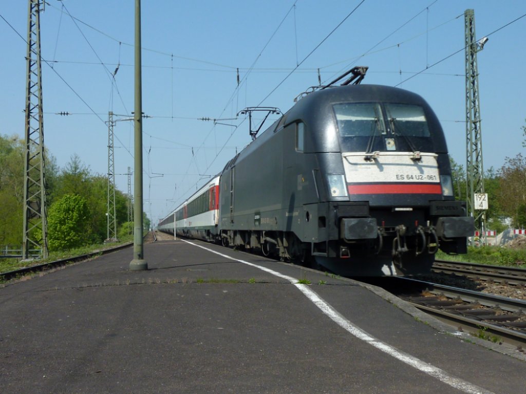 Siemens ES 64 U2-061 am 20.04.2011 im Bahnhof Emmendingen.