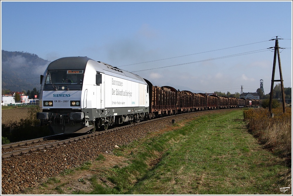 Siemens Eurorunner ER 20 2007  Der Zukunft auf der Spur  fhrt mit einem Kurzholzzug von Zeltweg nach Pls. 
Fohnsdorf 12.10.2010