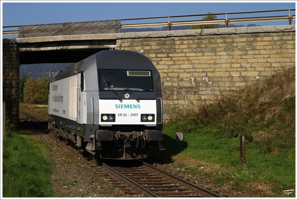 Siemens Eurorunner ER 20 2007  Der Zukunft auf der Spur  fhrt als Lokzug 38880 von Pls nach Zeltweg. 
Zeltweg 12.10.2010