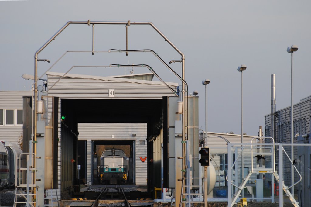 Siemens LOK 1. Vom Zaun aus durch eine Waschstrasse auf dem Siemens Prfcenter Wildenrath fotografiert.