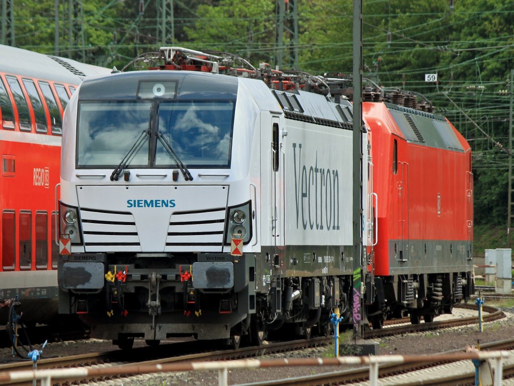Siemens Vectron 193 921-4 hngt an 120 206-8 am 16.05.2012 im Bw am Aachener Hbf. Das Foto wurde durch den Zaun an der Kamperstrasse gemacht.