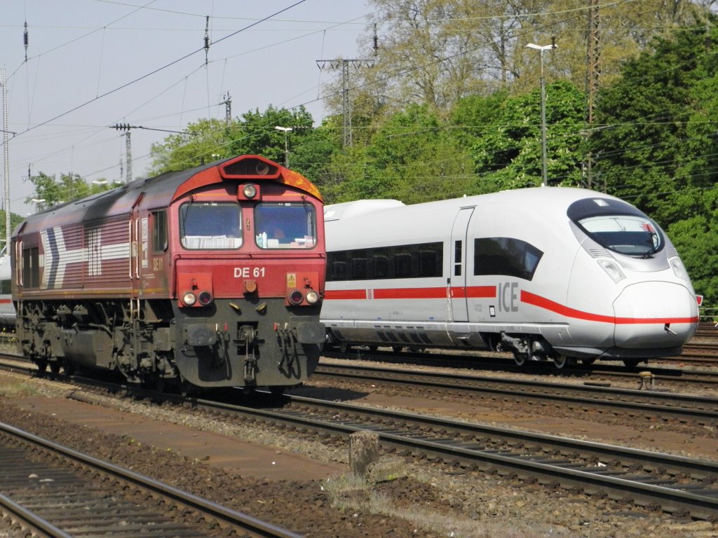 Siemens Velaro-D 407 502-4 neben HGK Class 66 der extra Angehalten ist fr dieses Foto-Motiv Gru an den Tf !!!!!!! in Kln West am 18.4.2011