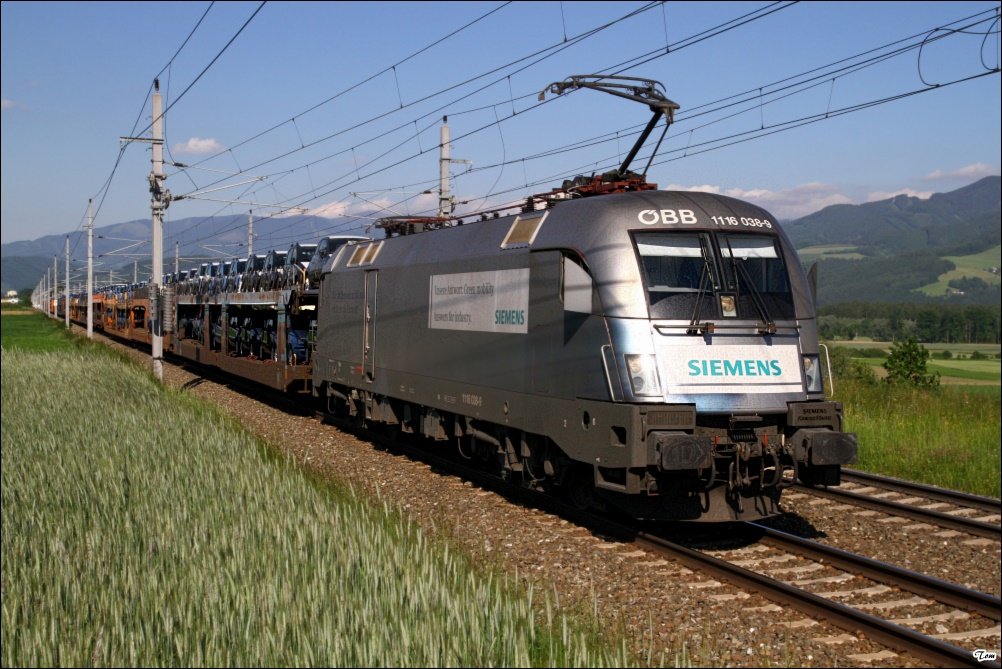 Siemens Werbelok 1116 038 mit dem Fiat Autozug, aufgenommen in Lind bei Zeltweg. 5.6.2010