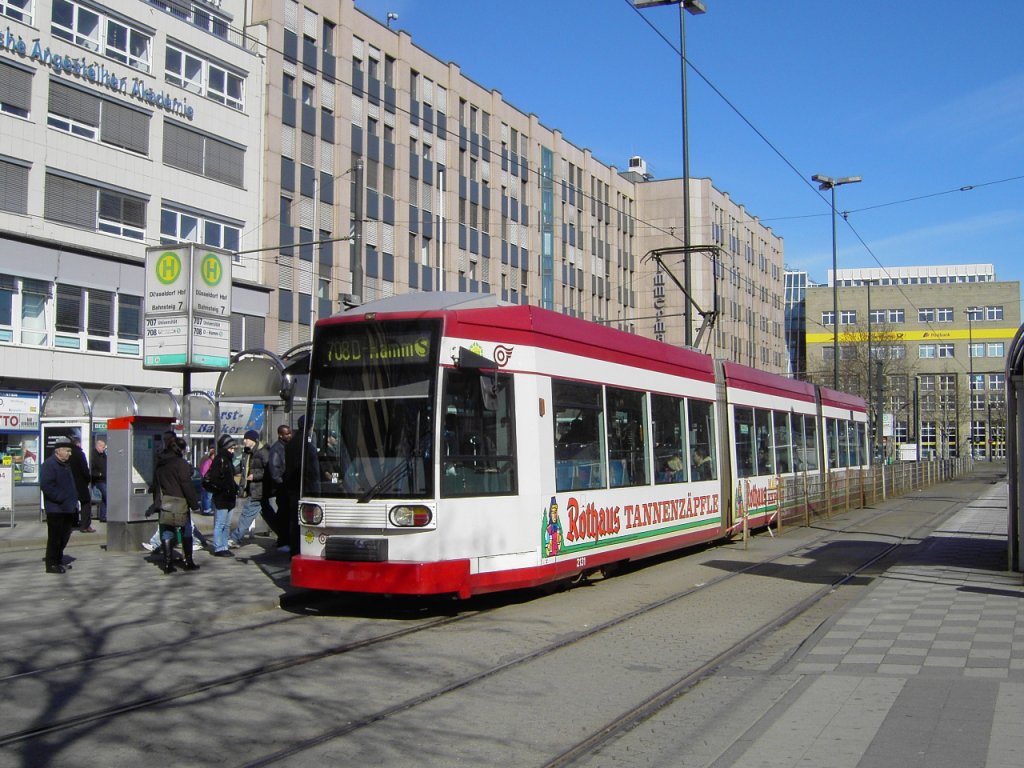 Siemens/Duewag NF6 (Wagennummer 2131, Baujahr 1998) der Rheinbahn AG D�sseldorf. Die Stra�enbahn ist im Einsatz als Linie 708 (D-Heinrichstra�e - D�sseldorf Hbf - D-Hamm S-Bahnhof). Aufgenommen am 07.03.2010. Ort: D�sseldorf Hauptbahnhof.