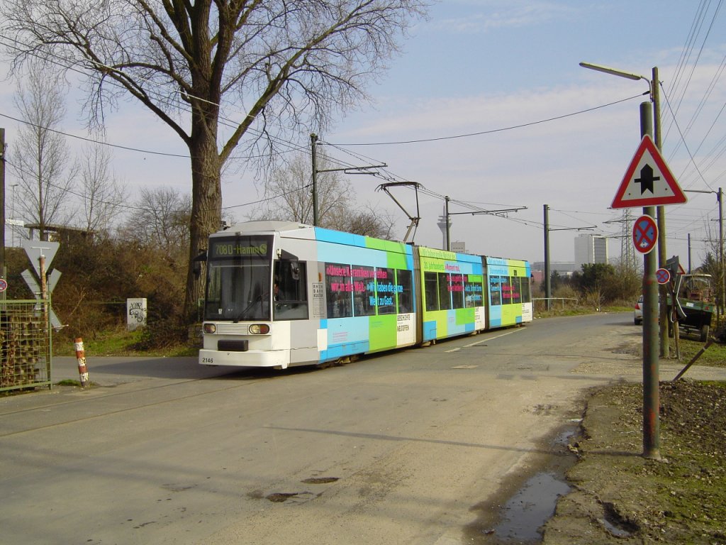 Siemens/Duewag NF6 (Wagennummer 2146, Baujahr 1999) der Rheinbahn AG D�sseldorf. Die Stra�enbahn ist im Einsatz als Linie 708 (D-Heinrichstra�e - D�sseldorf Hbf - D-Hamm S-Bahnhof). Die Bahn befindet sich auf einem eingleisigen Abschnitt, kurz vor der Einfahrt in das Wendedreieck D-Hamm. Aufgenommen am 14.03.2009. Ort: D�sseldorf-Hamm S-Bahnhof.