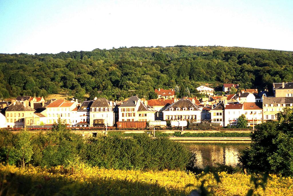 Sierck le Baines am 7.4.1996
Ein SNCF Krokodil zieht einen Gterzug entlang der Mosel in Richtung Frankreich.