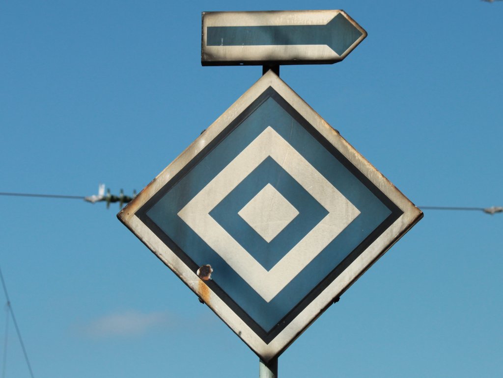 Signal EL 6 mit Rechtspfeil am 03.05.2011 in Aachen Hbf. Das Signal zeigt an, das Fahrten darber hinaus fr Triebfahrzeuge mit gehobenen Stromabnehmern verboten ist.