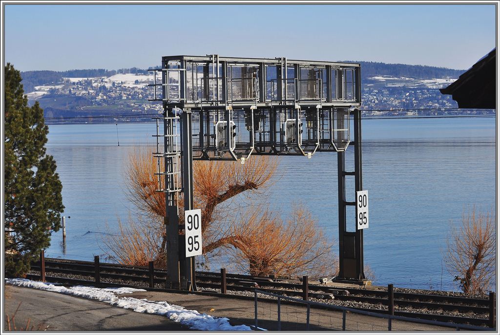Signalbrcke bei Richterswil am Zrichsee. Da kommen schon bald Frhlingsgefhle auf, vor allem fr Allergiker, denn die Weiden sind kurz davor auszutreiben. (19.02.2013)