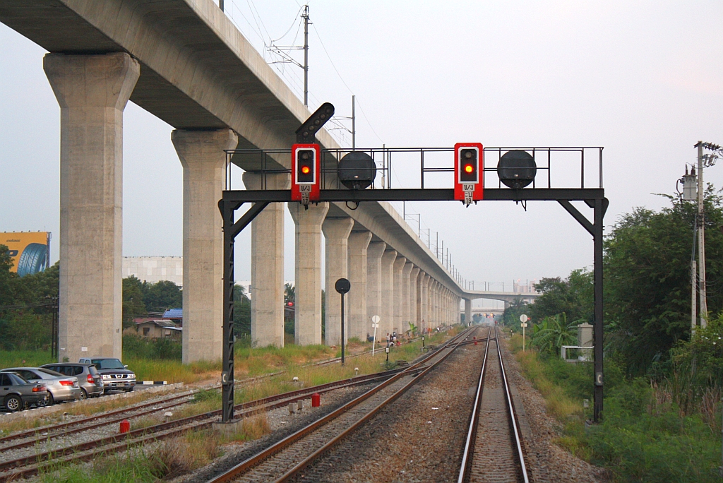 Signalbrcke des Bf. Lat Krabang in Blickrichtung Osten am 04.Dezember 2010. In Hochlage die Trasse des SRTET-Airport Link, welche im Bildhintergrund nach rechts zum Suvarnabhumi International Airport abbiegt.