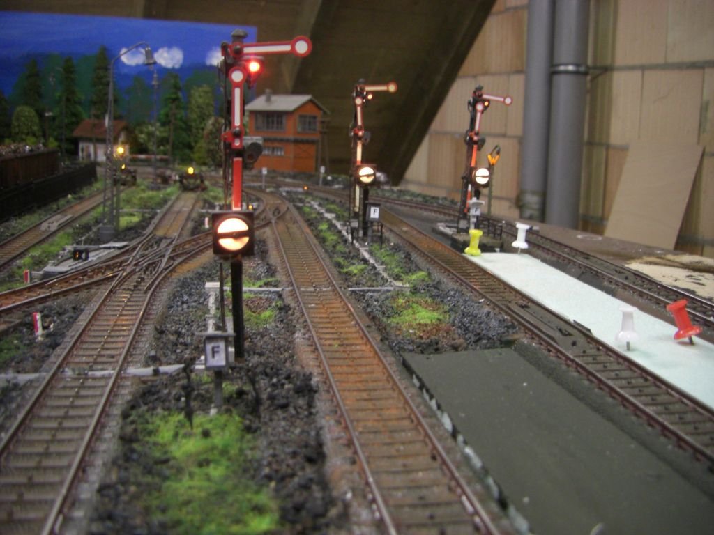 Signale mit Fernsprecherkasten. Rechts das Modell was es von Faller zu kaufen gibt, die andern beiden sind als kleinen Holzstcken die auf Zahnstocher aufgeklebt wurden entstanden.
Dach aus einem Stck Karton / dnner Pappe und alles grau angestrichen.
F am Computer ausgedruckt (Schrift Arial 11) ausgeschnitten und geklebt