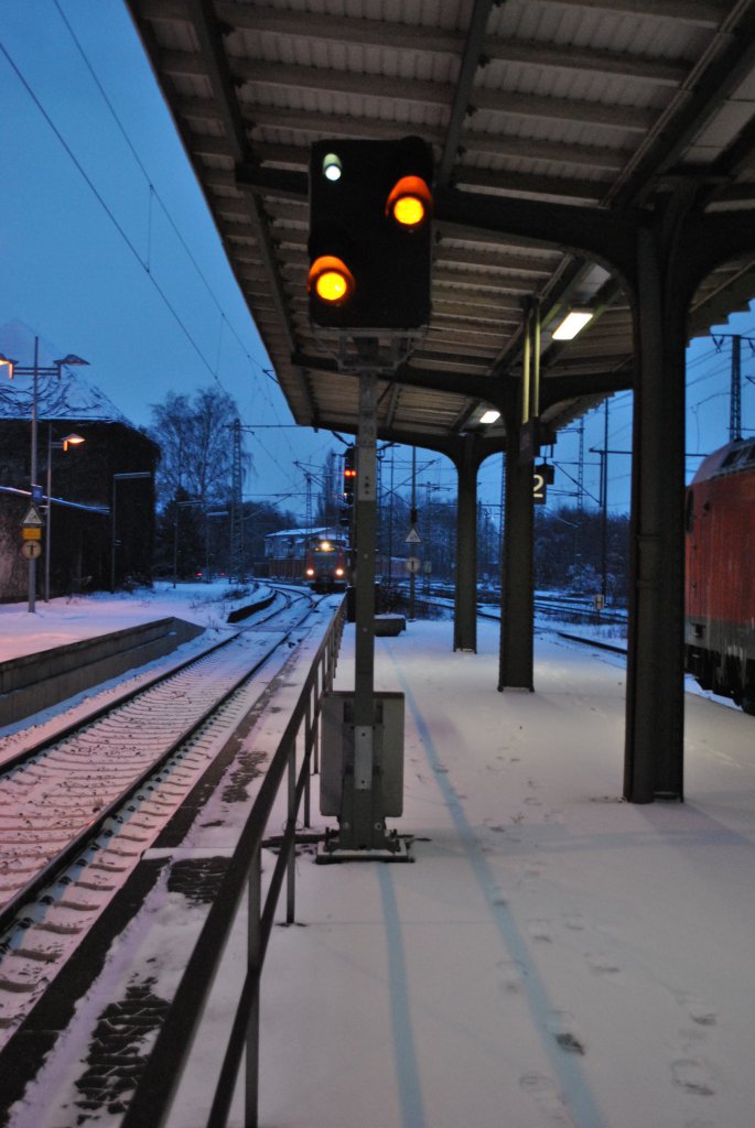 Signalwiderholer in Lehrte, auf Gleis 12, am 02.12.2010.