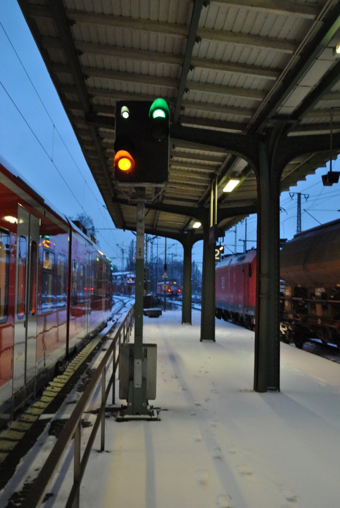 Signalwiderholer in Lehrte, auf Gleis 12, am 02.12.2010.