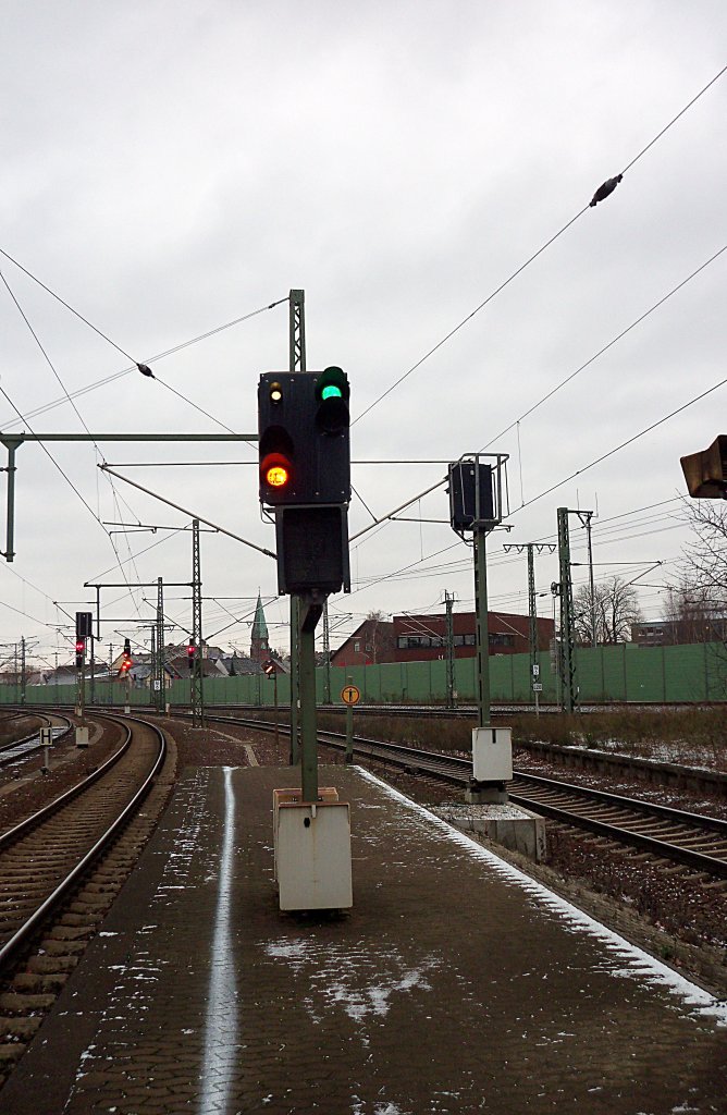 Signalwiederholer, auf Gleis 12 in Lehrte, auf Grn/Gelb, am 30.11.10.