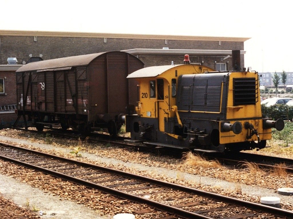  Sik  210 (Baujahr: 1934) auf Bahnhof Vlissingen am 6-7-1989. Bild und scan: Date Jan de Vries.