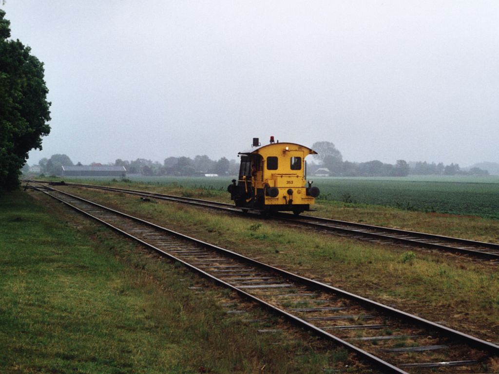 Sik 353 der Stichting Stadskanaal Rail (STAR)  auf Bahnhof Musselkanaal am 25-05-2006.

