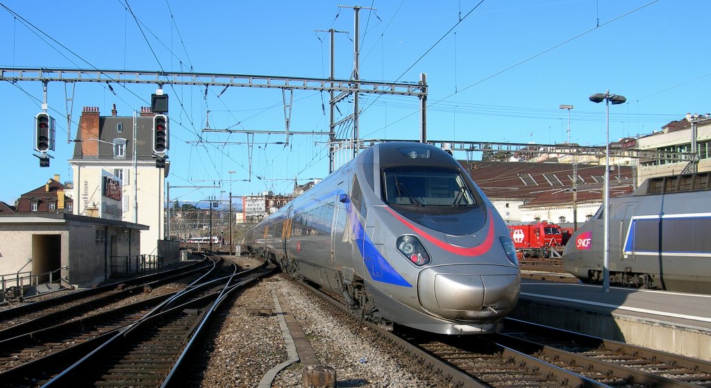 Silberlinge unter sich: SBB ETR 610 als EC Milano - Genve und TGV von Paris in Lausanne. 2. Jan. 2010.

(EXIF-Daten: NIKON E7900, Aufnahmezeit: 2010:01:02 14:26:08, Belichtungsdauer: 0.003 s (10/3654) (1/365), Blende: f/4.9, ISO: 50, Brennweite: 8.50 (85/10))