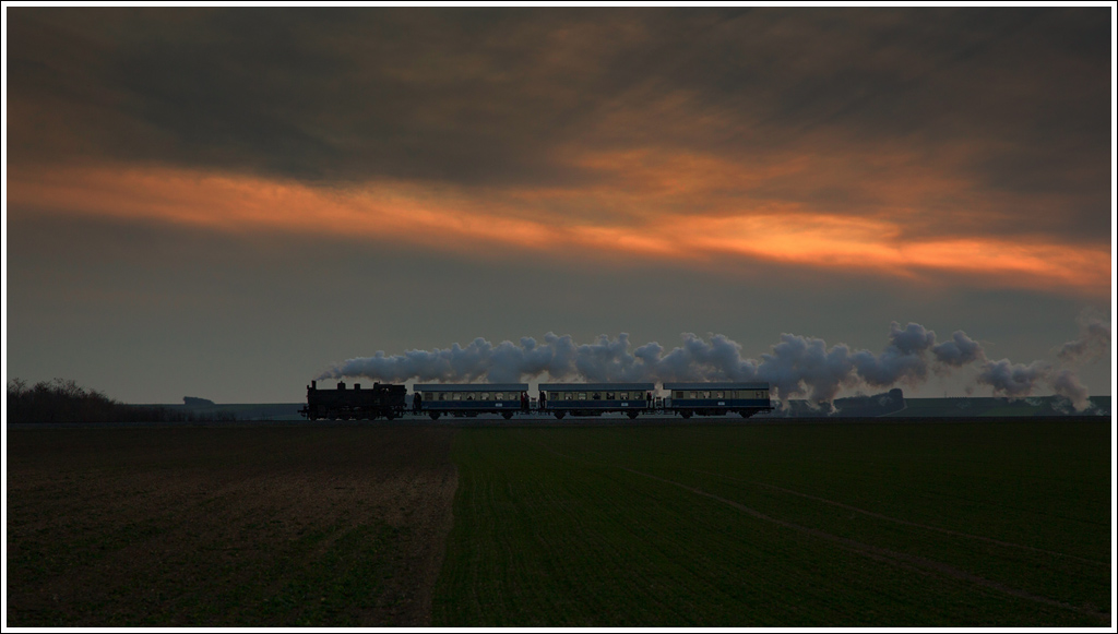 Silhouette II - Dampflok 93.1420 vom Verein  Neue Landesbahn  fhrt mit dem Nikolauszug von Mistelbach nach Hohenau und wieder retour. Neusiedl an der Zaya 8.12.2012