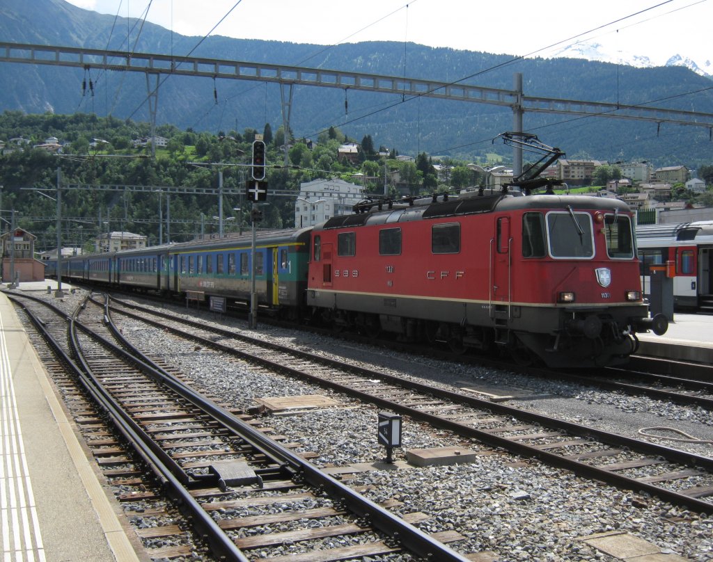 Simplon Ersatzverkehr: EXT 31006 mit Re 4/4 II 11301 und 9-teiligem EWI/II Pendel bei Einfahrt in Brig. Infolge eines Brandes im Simplontunnel ist die Strecke nach Domodossola nur beschrnkt befahrbar. Pro Richtung fhrt pro Stunde nur 1 Personenzug, diese werden mit EW I/II Pendel gefhrt. 12.06.2011.