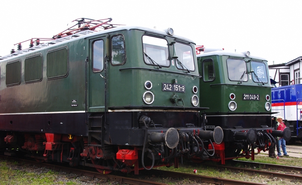 Sind wir nun Schwestern oder Cousinen....

....auf jeden Fall gleichen wir uns doch oder?

242 151-9 und 211 049-2 im Bw Weimar am 28 Mai 2011