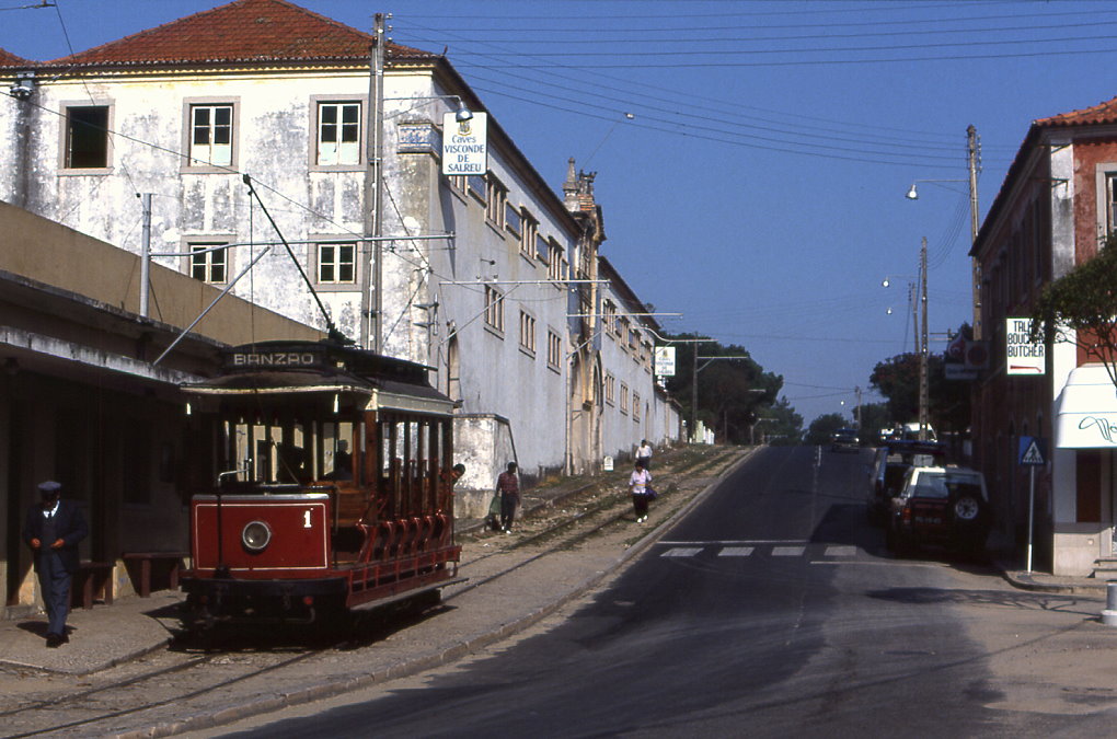 Sintra - Atlantico Tw 1 an der damaligen Endstelle Banzao (Colares), heute verluft die Strecke wieder in Serpentinen  hoch  nach Sintra. 14.09.1991.