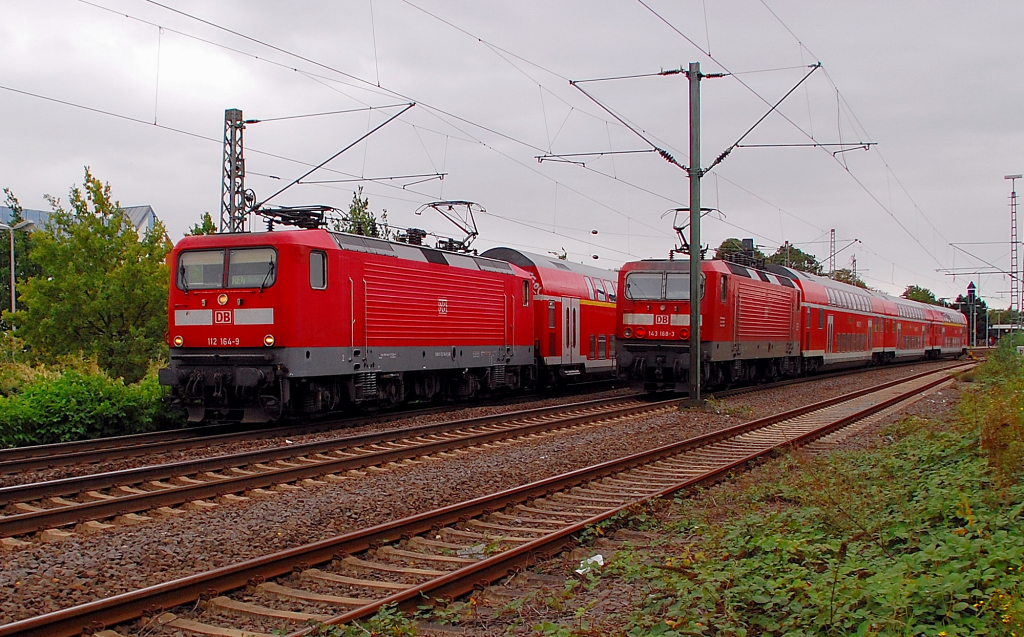 Sisteract, die 143 168-3 schiebt die RB 27 nach Koblenz in den Rheydter Hbf, whrend die die 112 164-9 ihren  RE4 gerade heraus zieht in Richtung Mnchengladbach.12.September 2011