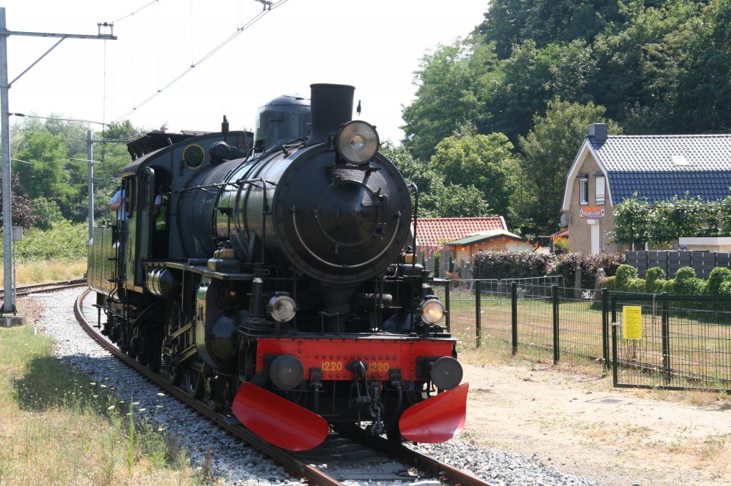 SJ B1220, Eigentum der Niederlndischen Museumsbahn ZLSM, wird am 11. Juli 2010 in Kerkrade umrangiert fr die Zurckfahrt nach Simpelveld.