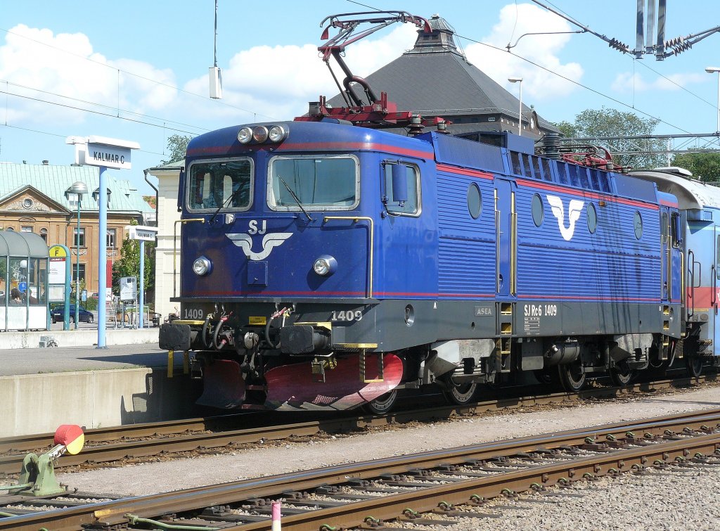 SJ Rc1409 steht mit ihrem IC336 in Kalmar C. Diese tiefblaue Lackierung steht den formschnen Loks sehr gut. (17.7.2009)