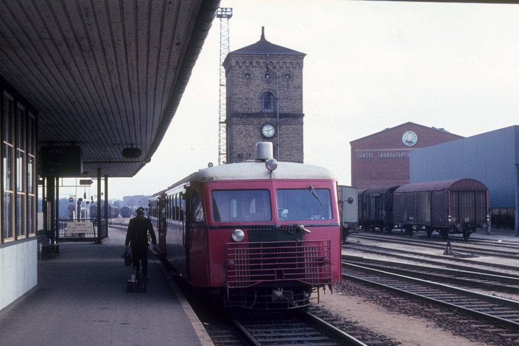 SJS Sm+Sm Bahnhof Roskilde am 9. Mrz 1974. - Die Bahngesellscahft SJS, stsjllandske Jernbaneselskab, stbanen, bediente im Normalverkehr die Bahnstecken Rdvig Stevns - Hrlev - Kge und Faxe Ladeplads - Hrlev - Kge (heute fahren auf diesen Strecken LINT 41-Zge der Bahngesellschaft Regionstog). - Es gab aber frher auch direkte SJS-Zge von Rdvig Stevns / Faxe Ladeplads - Roskilde ber Hrlev und Kge. - Die Bahnstrecke Kge - Roskilde war damals und ist noch heute eine DSB-Strecke.