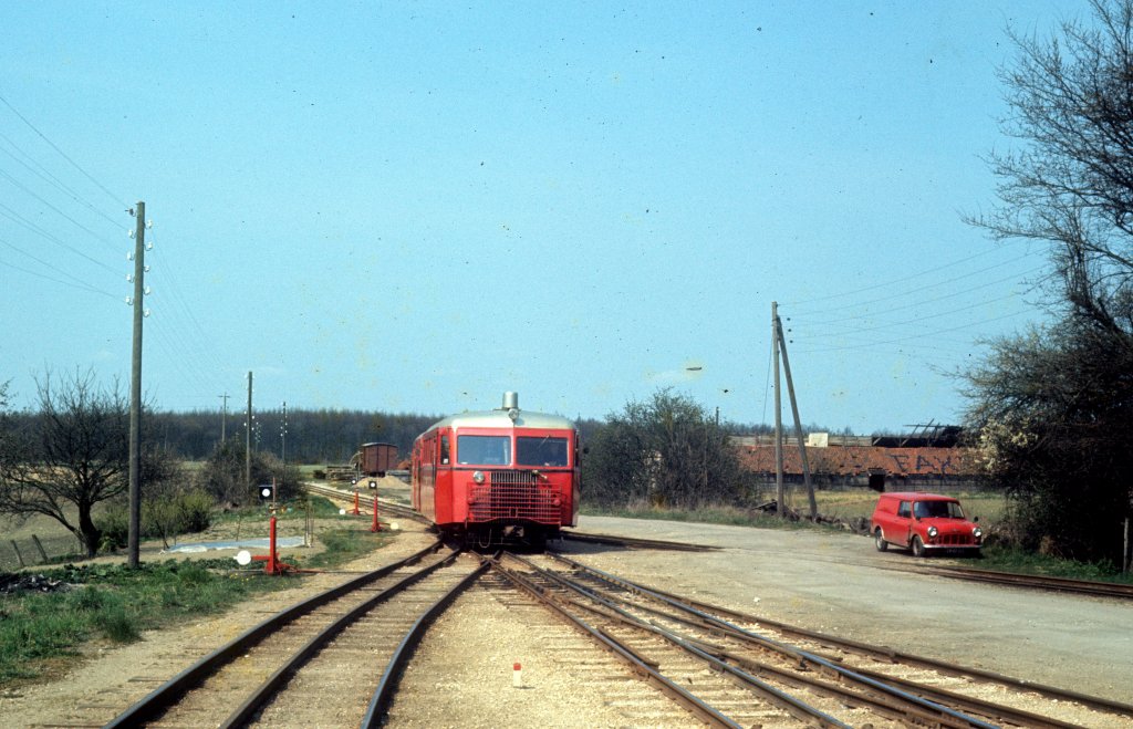 SJS, stsjllandske Jernbaneselskab: Ein Zug bestehend aus zwei Scandia-Schienenbustriebwagen (Sm) kommt am 24. April 1973 in Fakse Ladeplads an.