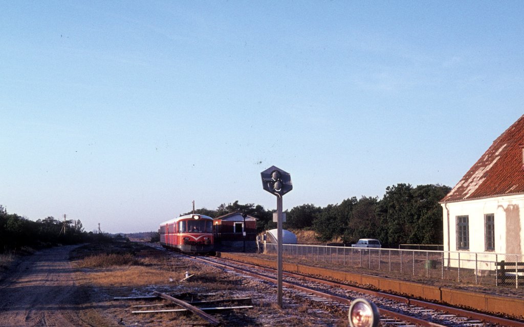 Skagensbanen Triebzug (Ym + Ys) Haltepunkt Højen (bei Skagen) am 25. Februar 1975.